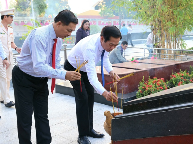 Lãnh đạo TP Cần Thơ viếng nghĩa trang liệt sĩ thành phố- Ảnh 2. Lãnh đạo TP Cần Thơ viếng nghĩa trang liệt sĩ thành phố- Ảnh 2.