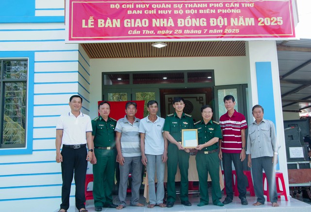 BĐBP TP. Cần Thơ: Bàn giao nhà đồng đội cho các quân nhân có hoàn cảnh khó khăn- Ảnh 1.