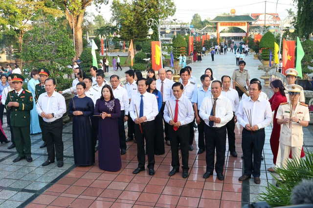 Lãnh đạo TP Cần Thơ viếng nghĩa trang liệt sĩ thành phố- Ảnh 1. Lãnh đạo TP Cần Thơ viếng nghĩa trang liệt sĩ thành phố- Ảnh 1.