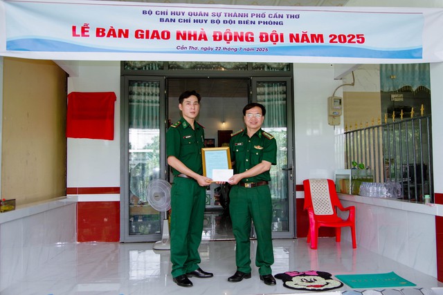 BĐBP TP. Cần Thơ: Bàn giao nhà đồng đội cho các quân nhân có hoàn cảnh khó khăn- Ảnh 2.