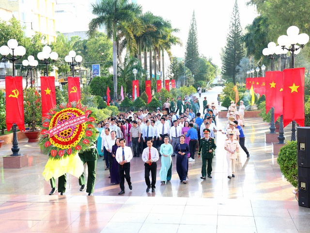 Lãnh đạo TP Cần Thơ viếng nghĩa trang liệt sĩ thành phố- Ảnh 3. Lãnh đạo TP Cần Thơ viếng nghĩa trang liệt sĩ thành phố- Ảnh 3.