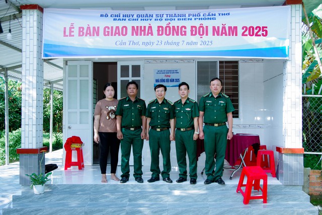 BĐBP TP. Cần Thơ: Bàn giao nhà đồng đội cho các quân nhân có hoàn cảnh khó khăn- Ảnh 4.