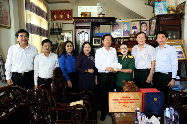 Lãnh đạo TP Cần Thơ viếng nghĩa trang liệt sĩ thành phố- Ảnh 5. Lãnh đạo TP Cần Thơ viếng nghĩa trang liệt sĩ thành phố- Ảnh 5.