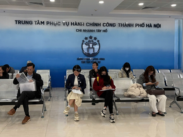 Hà Nội: Chấn chỉnh tình trạng người dân phải thông qua trung gian khi làm thủ tục hành chính- Ảnh 1. Hà Nội: Chấn chỉnh tình trạng người dân phải thông qua trung gian khi làm thủ tục hành chính- Ảnh 1.