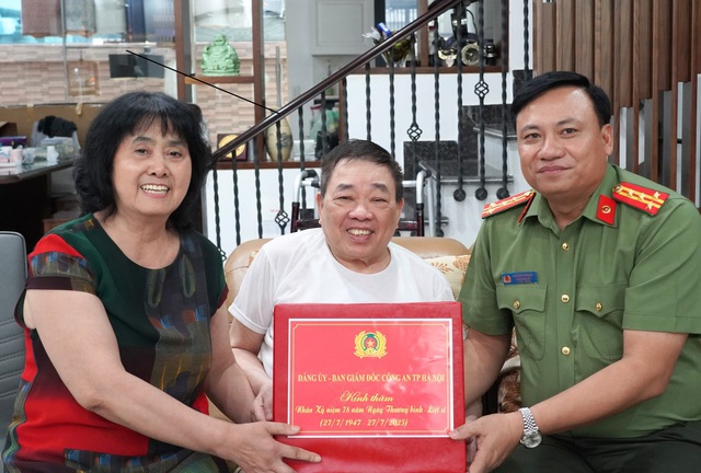 CATP Hà Nội: Thăm hỏi, tri ân gia đình liệt sỹ nhân kỷ niệm 78 năm Ngày Thương binh - Liệt sĩ- Ảnh 2.