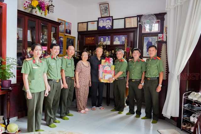 Công an TP Cần Thơ thăm, tặng quà các gia đình chính sách, các Mẹ Việt Nam Anh hùng- Ảnh 1. Công an TP Cần Thơ thăm, tặng quà các gia đình chính sách, các Mẹ Việt Nam Anh hùng- Ảnh 1.