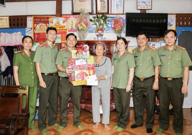 Công an TP Cần Thơ thăm, tặng quà các gia đình chính sách, các Mẹ Việt Nam Anh hùng- Ảnh 10. Công an TP Cần Thơ thăm, tặng quà các gia đình chính sách, các Mẹ Việt Nam Anh hùng- Ảnh 10.