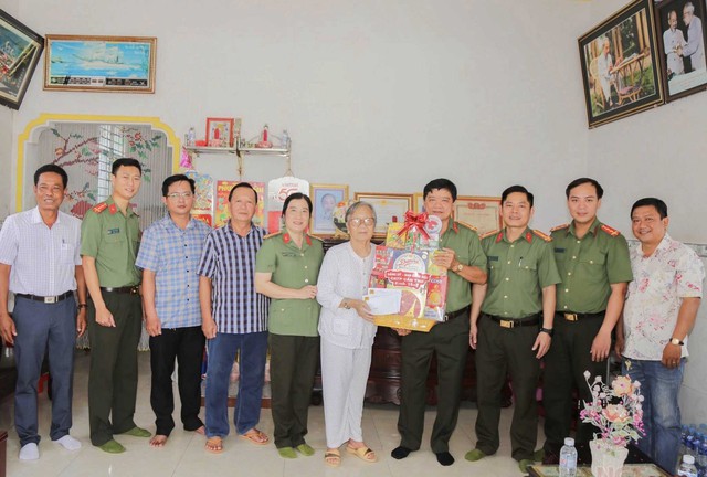 Công an TP Cần Thơ thăm, tặng quà các gia đình chính sách, các Mẹ Việt Nam Anh hùng- Ảnh 11. Công an TP Cần Thơ thăm, tặng quà các gia đình chính sách, các Mẹ Việt Nam Anh hùng- Ảnh 11.