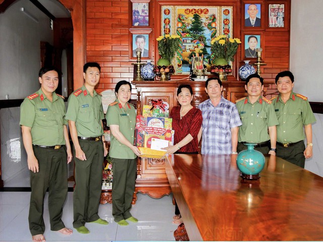 Công an TP Cần Thơ thăm, tặng quà các gia đình chính sách, các Mẹ Việt Nam Anh hùng- Ảnh 12. Công an TP Cần Thơ thăm, tặng quà các gia đình chính sách, các Mẹ Việt Nam Anh hùng- Ảnh 12.