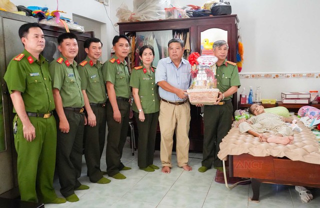 Công an TP Cần Thơ thăm, tặng quà các gia đình chính sách, các Mẹ Việt Nam Anh hùng- Ảnh 13. Công an TP Cần Thơ thăm, tặng quà các gia đình chính sách, các Mẹ Việt Nam Anh hùng- Ảnh 13.