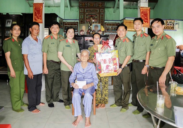 Công an TP Cần Thơ thăm, tặng quà các gia đình chính sách, các Mẹ Việt Nam Anh hùng- Ảnh 14. Công an TP Cần Thơ thăm, tặng quà các gia đình chính sách, các Mẹ Việt Nam Anh hùng- Ảnh 14.