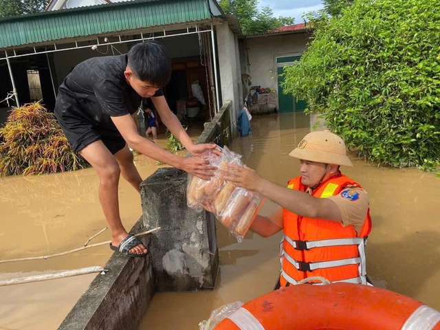 Đi ngược dòng lũ về phía nhân dân- Ảnh 9.