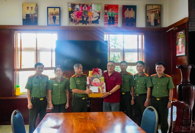 Công an TP Cần Thơ thăm, tặng quà các gia đình chính sách, các Mẹ Việt Nam Anh hùng- Ảnh 2. Công an TP Cần Thơ thăm, tặng quà các gia đình chính sách, các Mẹ Việt Nam Anh hùng- Ảnh 2.