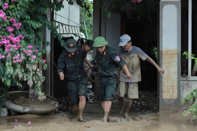 Đi ngược dòng lũ về phía nhân dân- Ảnh 4.