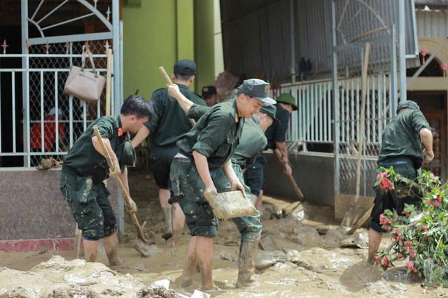 Đi ngược dòng lũ về phía nhân dân- Ảnh 7.