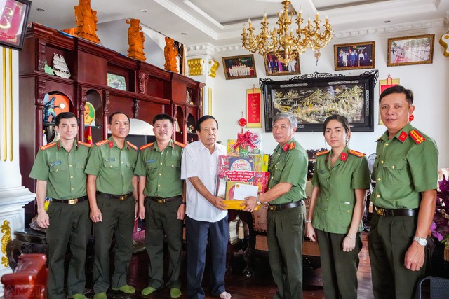 Công an TP Cần Thơ thăm, tặng quà các gia đình chính sách, các Mẹ Việt Nam Anh hùng- Ảnh 3. Công an TP Cần Thơ thăm, tặng quà các gia đình chính sách, các Mẹ Việt Nam Anh hùng- Ảnh 3.
