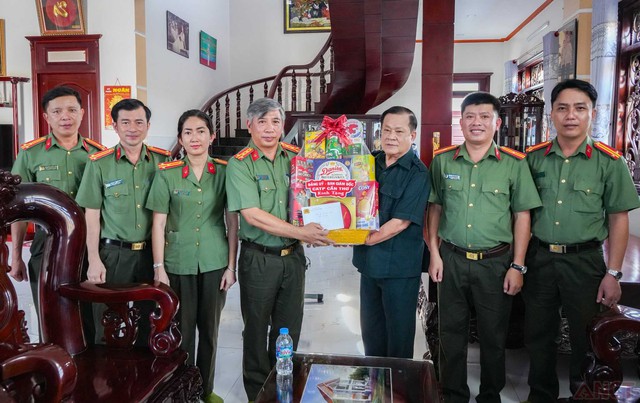 Công an TP Cần Thơ thăm, tặng quà các gia đình chính sách, các Mẹ Việt Nam Anh hùng- Ảnh 4. Công an TP Cần Thơ thăm, tặng quà các gia đình chính sách, các Mẹ Việt Nam Anh hùng- Ảnh 4.