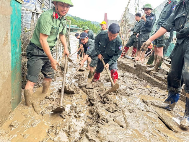 Đi ngược dòng lũ về phía nhân dân- Ảnh 10.