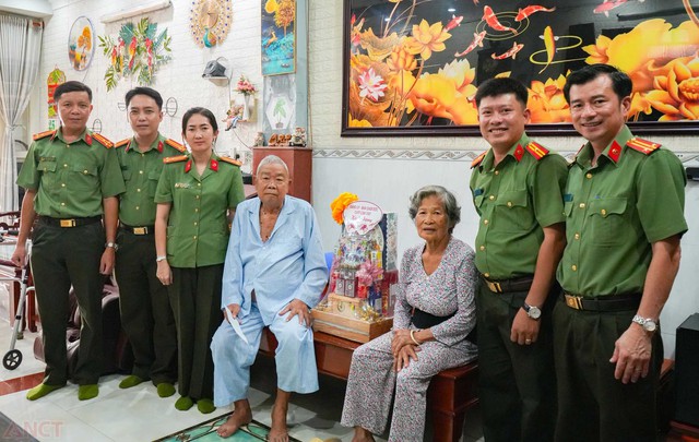 Công an TP Cần Thơ thăm, tặng quà các gia đình chính sách, các Mẹ Việt Nam Anh hùng- Ảnh 5. Công an TP Cần Thơ thăm, tặng quà các gia đình chính sách, các Mẹ Việt Nam Anh hùng- Ảnh 5.