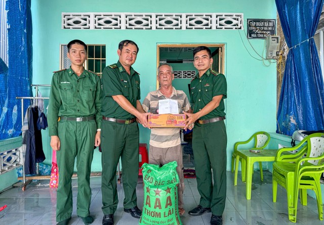 Ban Chỉ huy BĐBP tỉnh An Giang lan tỏa đạo lý “Uống nước nhớ nguồn”- Ảnh 5. Ban Chỉ huy BĐBP tỉnh An Giang lan tỏa đạo lý “Uống nước nhớ nguồn”- Ảnh 5.