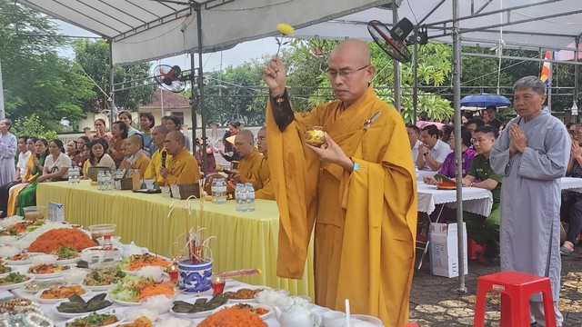 Nghệ An: Thiêng liêng Lễ cầu siêu tại Nghĩa trang liệt sĩ xã Lam Thành- Ảnh 4. Nghệ An: Thiêng liêng Lễ cầu siêu tại Nghĩa trang liệt sĩ xã Lam Thành- Ảnh 4.