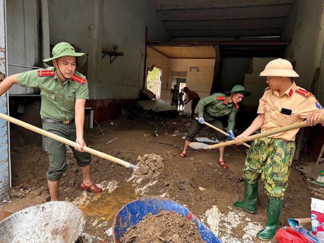 Đi ngược dòng lũ về phía nhân dân- Ảnh 11.