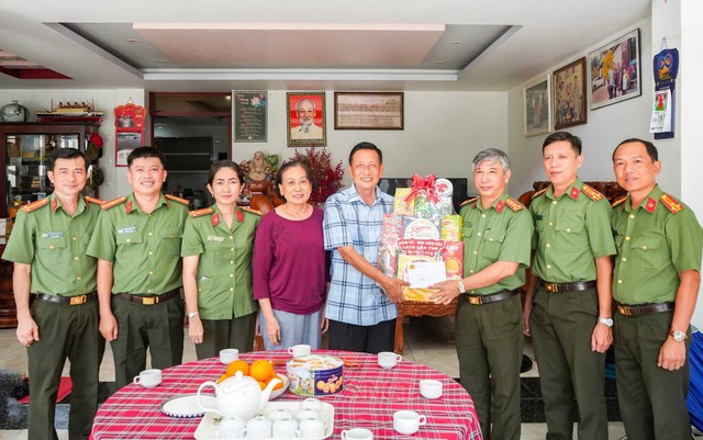Công an TP Cần Thơ thăm, tặng quà các gia đình chính sách, các Mẹ Việt Nam Anh hùng- Ảnh 6. Công an TP Cần Thơ thăm, tặng quà các gia đình chính sách, các Mẹ Việt Nam Anh hùng- Ảnh 6.