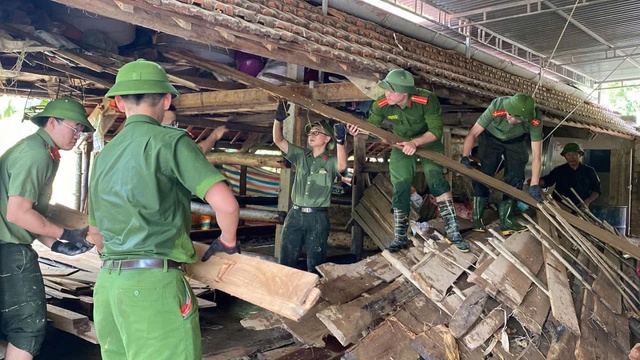 Đi ngược dòng lũ về phía nhân dân- Ảnh 1.