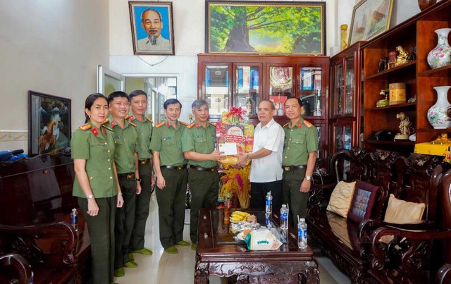 Công an TP Cần Thơ thăm, tặng quà các gia đình chính sách, các Mẹ Việt Nam Anh hùng- Ảnh 7. Công an TP Cần Thơ thăm, tặng quà các gia đình chính sách, các Mẹ Việt Nam Anh hùng- Ảnh 7.