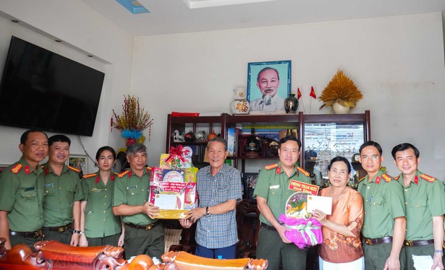 Công an TP Cần Thơ thăm, tặng quà các gia đình chính sách, các Mẹ Việt Nam Anh hùng- Ảnh 8. Công an TP Cần Thơ thăm, tặng quà các gia đình chính sách, các Mẹ Việt Nam Anh hùng- Ảnh 8.
