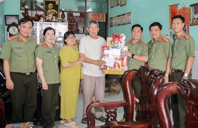 Công an TP Cần Thơ thăm, tặng quà các gia đình chính sách, các Mẹ Việt Nam Anh hùng- Ảnh 9. Công an TP Cần Thơ thăm, tặng quà các gia đình chính sách, các Mẹ Việt Nam Anh hùng- Ảnh 9.