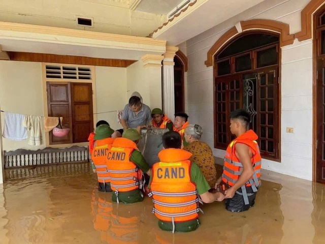 Đi ngược dòng lũ về phía nhân dân- Ảnh 14.