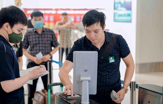 Hơn 25.000 lượt dùng VNeID làm thủ tục 'không chạm' tại sân bay- Ảnh 1. Hơn 25.000 lượt dùng VNeID làm thủ tục 'không chạm' tại sân bay- Ảnh 1.