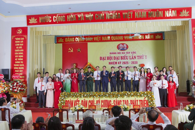 Các đại biểu chụp ảnh lưu niệm với Ban Chấp hành Đảng bộ xã Tây Cốc.