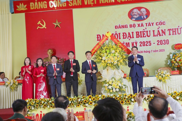 Trưởng Ban Tổ chức Tỉnh ủy Bùi Đình Thi tặng hoa chúc mừng Đại hội.