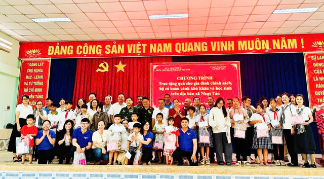 Trung tâm trợ giúp pháp lý Nhà nước số 1-TP.HCM: Tổ chức Chương trình tri ân thương binh và người có công
- Ảnh 3. Trung tâm trợ giúp pháp lý Nhà nước số 1-TP.HCM: Tổ chức Chương trình tri ân thương binh và người có công
- Ảnh 3.