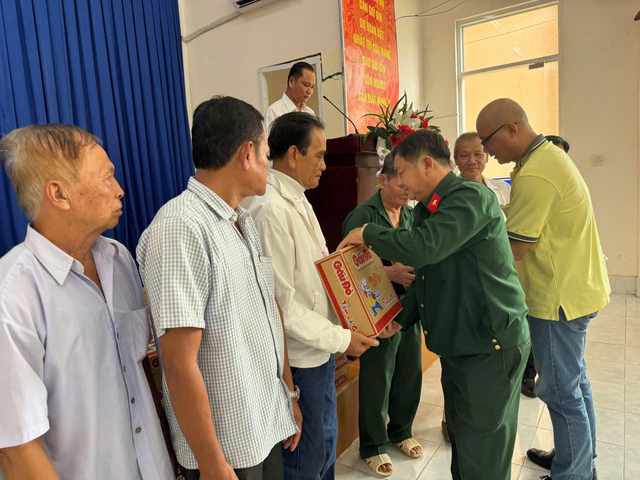 Trung tâm trợ giúp pháp lý Nhà nước số 1-TP.HCM: Tổ chức Chương trình tri ân thương binh và người có công
- Ảnh 4. Trung tâm trợ giúp pháp lý Nhà nước số 1-TP.HCM: Tổ chức Chương trình tri ân thương binh và người có công
- Ảnh 4.