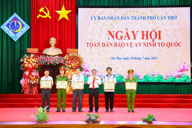 TP Cần Thơ: Tổ chức Ngày hội Toàn dân bảo vệ an ninh Tổ quốc năm 2025- Ảnh 3. TP Cần Thơ: Tổ chức Ngày hội Toàn dân bảo vệ an ninh Tổ quốc năm 2025- Ảnh 3.