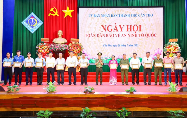 TP Cần Thơ: Tổ chức Ngày hội Toàn dân bảo vệ an ninh Tổ quốc năm 2025- Ảnh 4. TP Cần Thơ: Tổ chức Ngày hội Toàn dân bảo vệ an ninh Tổ quốc năm 2025- Ảnh 4.