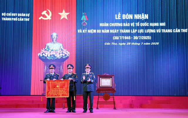 Lực lượng vũ trang Cần Thơ nhận Huân chương Bảo vệ Tổ quốc hạng Nhì- Ảnh 3.