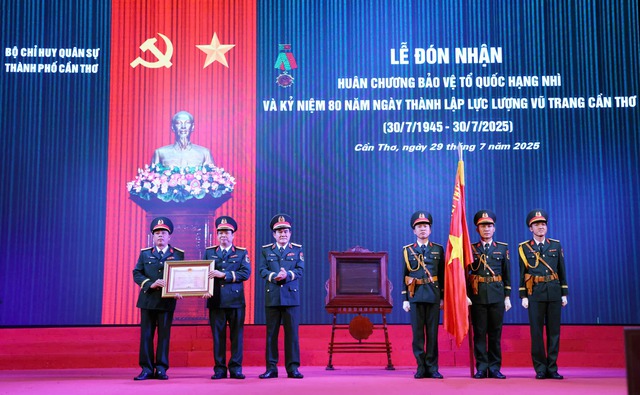 Lực lượng vũ trang Cần Thơ nhận Huân chương Bảo vệ Tổ quốc hạng Nhì- Ảnh 2.