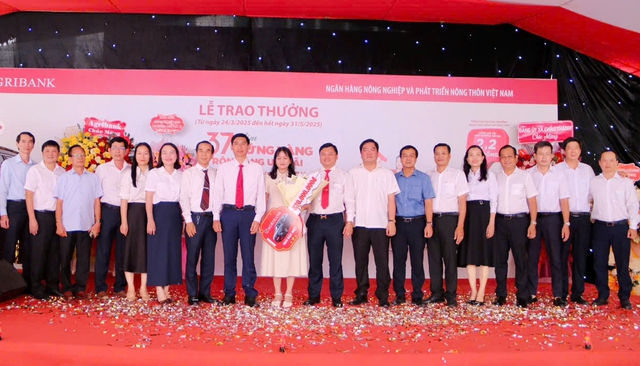 Agribank Chi nhánh Kiên Giang II trao giải Đặc biệt chương trình "37 năm vững vàng - Rộn ràng ưu đãi"- Ảnh 4.