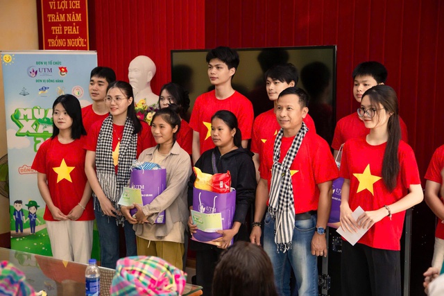 Mùa hè xanh 2025: Tuổi trẻ UTM mang yêu thương đến vùng cao Yên Bái- Ảnh 3.