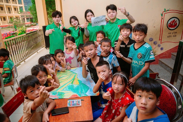 Mùa hè xanh 2025: Tuổi trẻ UTM mang yêu thương đến vùng cao Yên Bái- Ảnh 2.