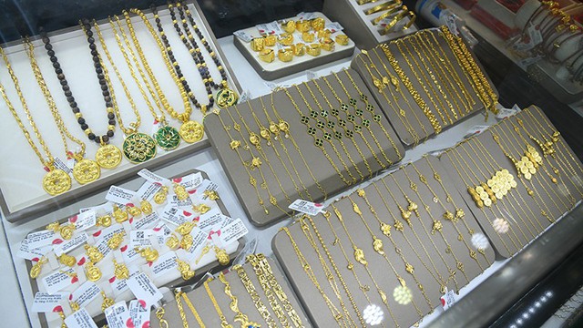 Giá vàng hôm nay 4/7: Vàng nhẫn và vàng miếng SJC đồng loạt giảm- Ảnh 1. Giá vàng hôm nay 4/7: Vàng nhẫn và vàng miếng SJC đồng loạt giảm- Ảnh 1.