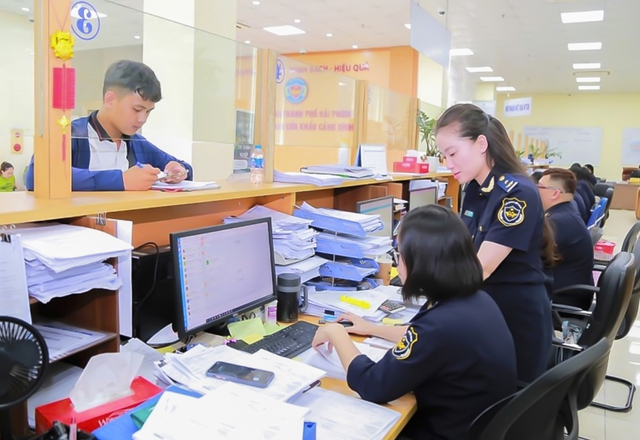 Ngành Hải quan thu ngân sách tăng hơn 10% so với cùng kỳ- Ảnh 1. Ngành Hải quan thu ngân sách tăng hơn 10% so với cùng kỳ- Ảnh 1.