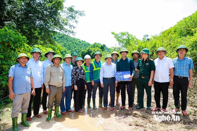 Chủ tịch UBND tỉnh Nghệ An chỉ đạo khắc phục hậu quả mưa lũ tại xã biên giới Mường Típ- Ảnh 4. Chủ tịch UBND tỉnh Nghệ An chỉ đạo khắc phục hậu quả mưa lũ tại xã biên giới Mường Típ- Ảnh 4.