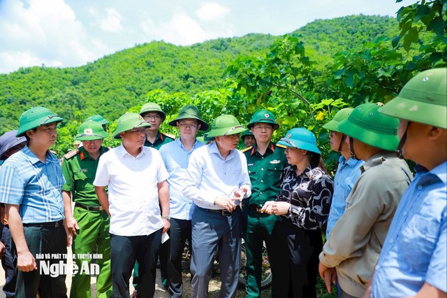 Chủ tịch UBND tỉnh Nghệ An chỉ đạo khắc phục hậu quả mưa lũ tại xã biên giới Mường Típ- Ảnh 2. Chủ tịch UBND tỉnh Nghệ An chỉ đạo khắc phục hậu quả mưa lũ tại xã biên giới Mường Típ- Ảnh 2.