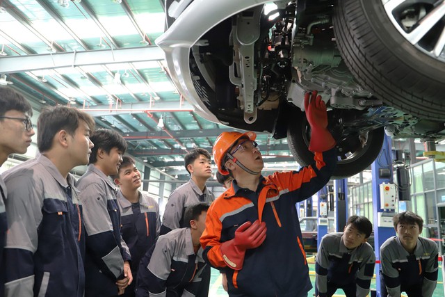 Làn sóng xe điện bùng nổ làm lộ ra "kẽ hở" ở Trung Quốc: Trung bình 1.000 xe chỉ có một xưởng sửa chữa- Ảnh 2. Làn sóng xe điện bùng nổ làm lộ ra "kẽ hở" ở Trung Quốc: Trung bình 1.000 xe chỉ có một xưởng sửa chữa- Ảnh 2.