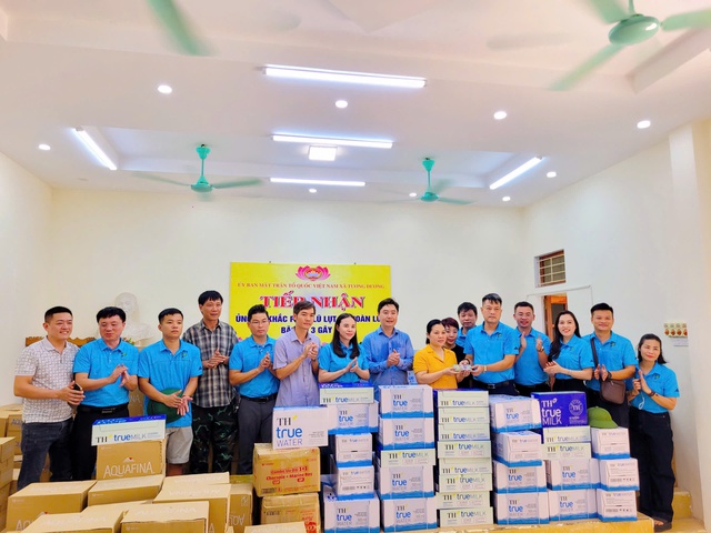 Gửi gắm yêu thương đến đồng bào vùng lũ- Ảnh 1. Gửi gắm yêu thương đến đồng bào vùng lũ- Ảnh 1.